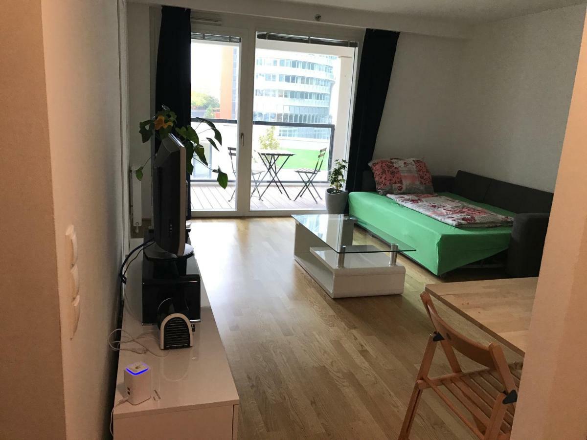 Apartment With Parking On Premise Виена Екстериор снимка
