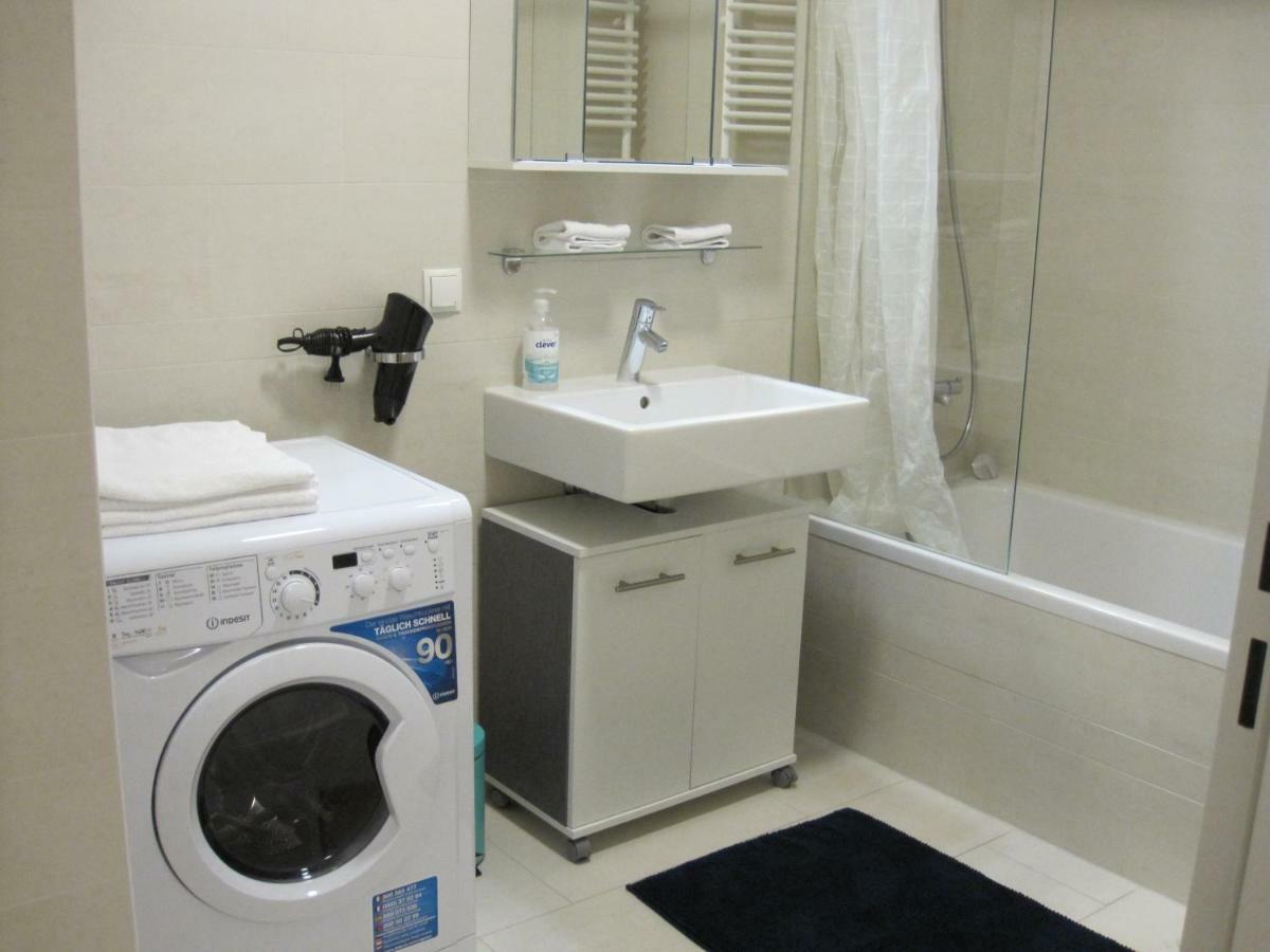 Apartment With Parking On Premise Виена Екстериор снимка
