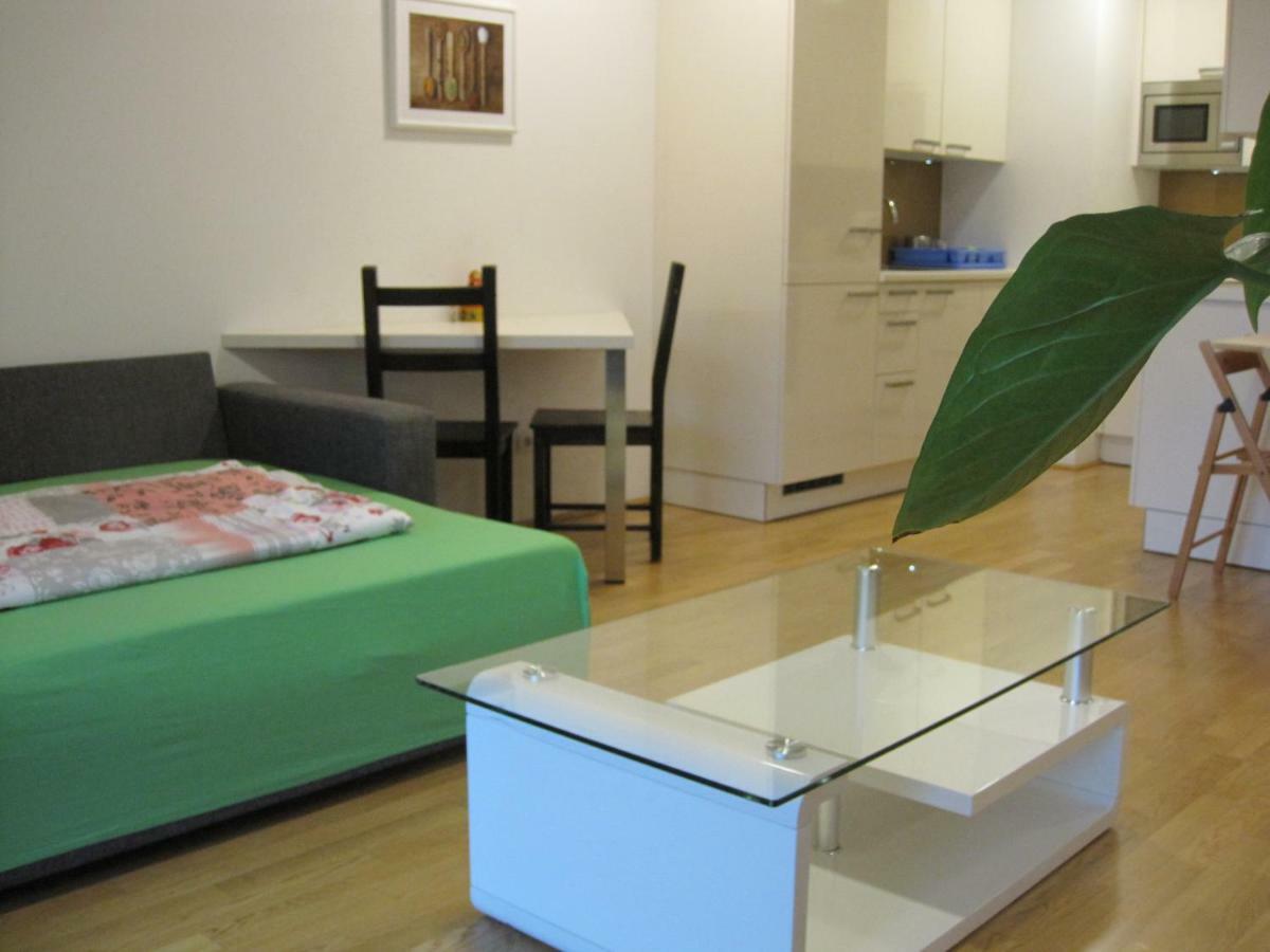 Apartment With Parking On Premise Виена Екстериор снимка