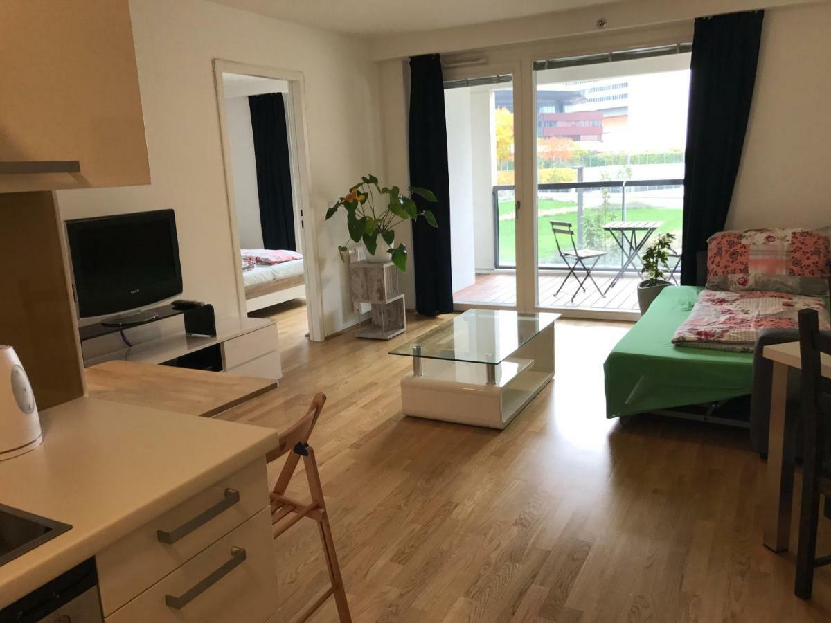 Apartment With Parking On Premise Виена Екстериор снимка