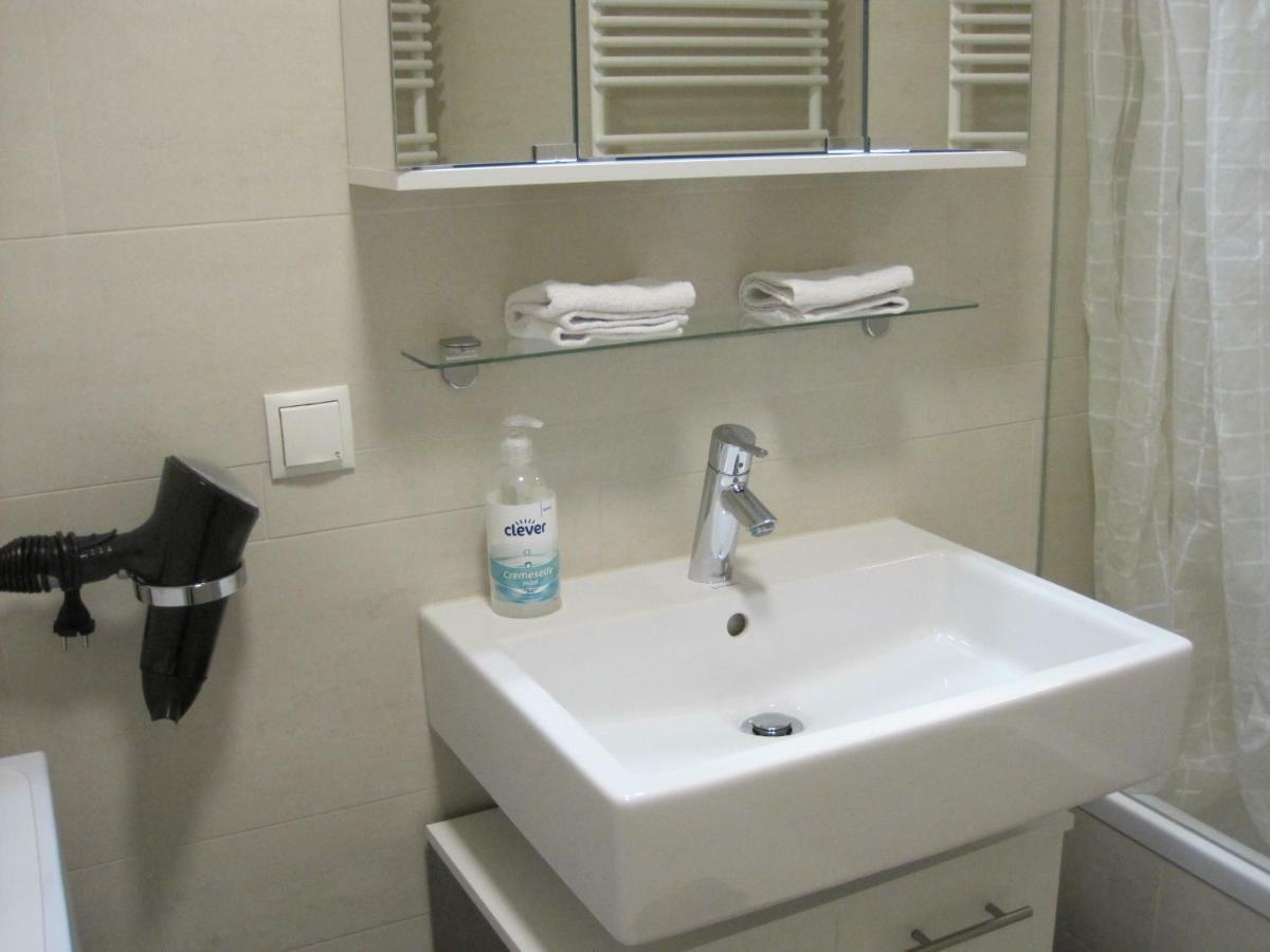 Apartment With Parking On Premise Виена Екстериор снимка